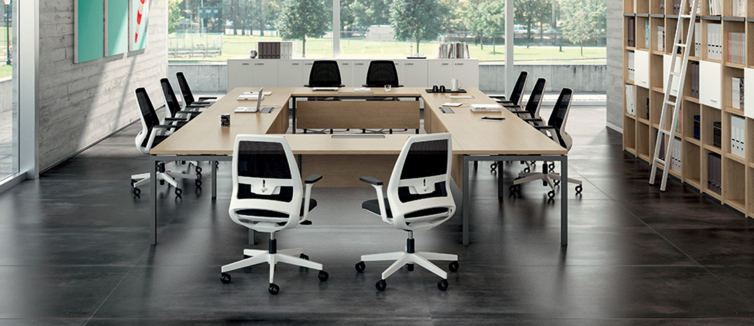 Salle de réunion configuration en U table chêne et chaises Cap Office Maroc